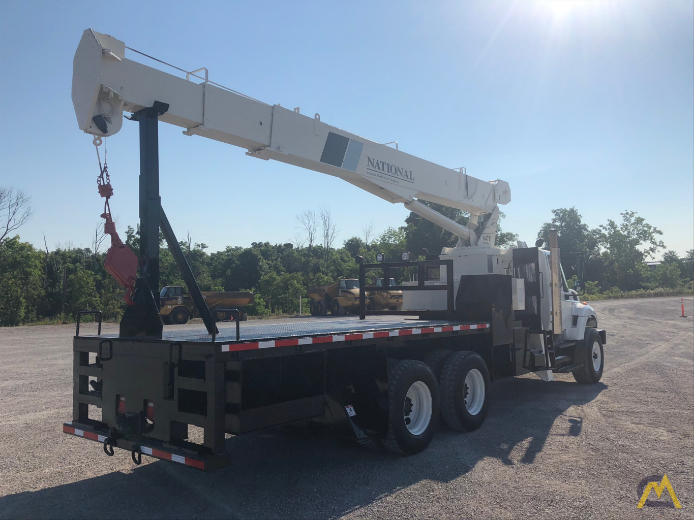 National 600E2 Series 20-ton 647E2 on International 7400 3