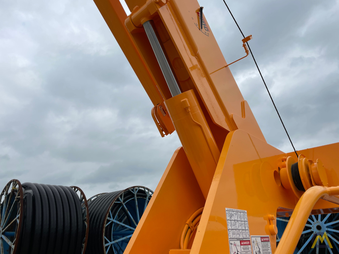 2000 Broderson IC-200-3D 15-Ton Carry Deck Crane 8