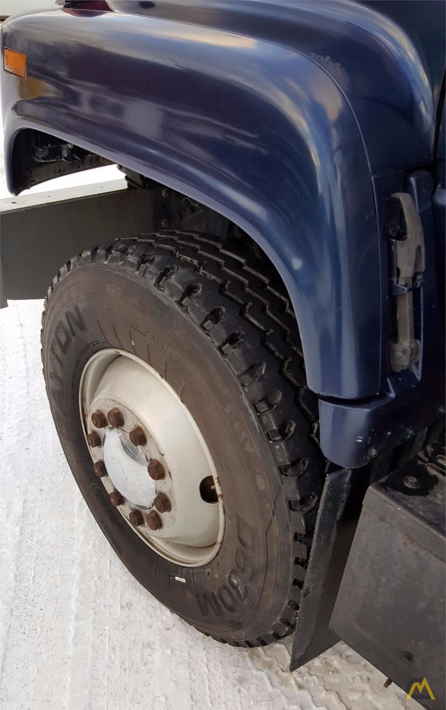 2001 NATIONAL 685D 8