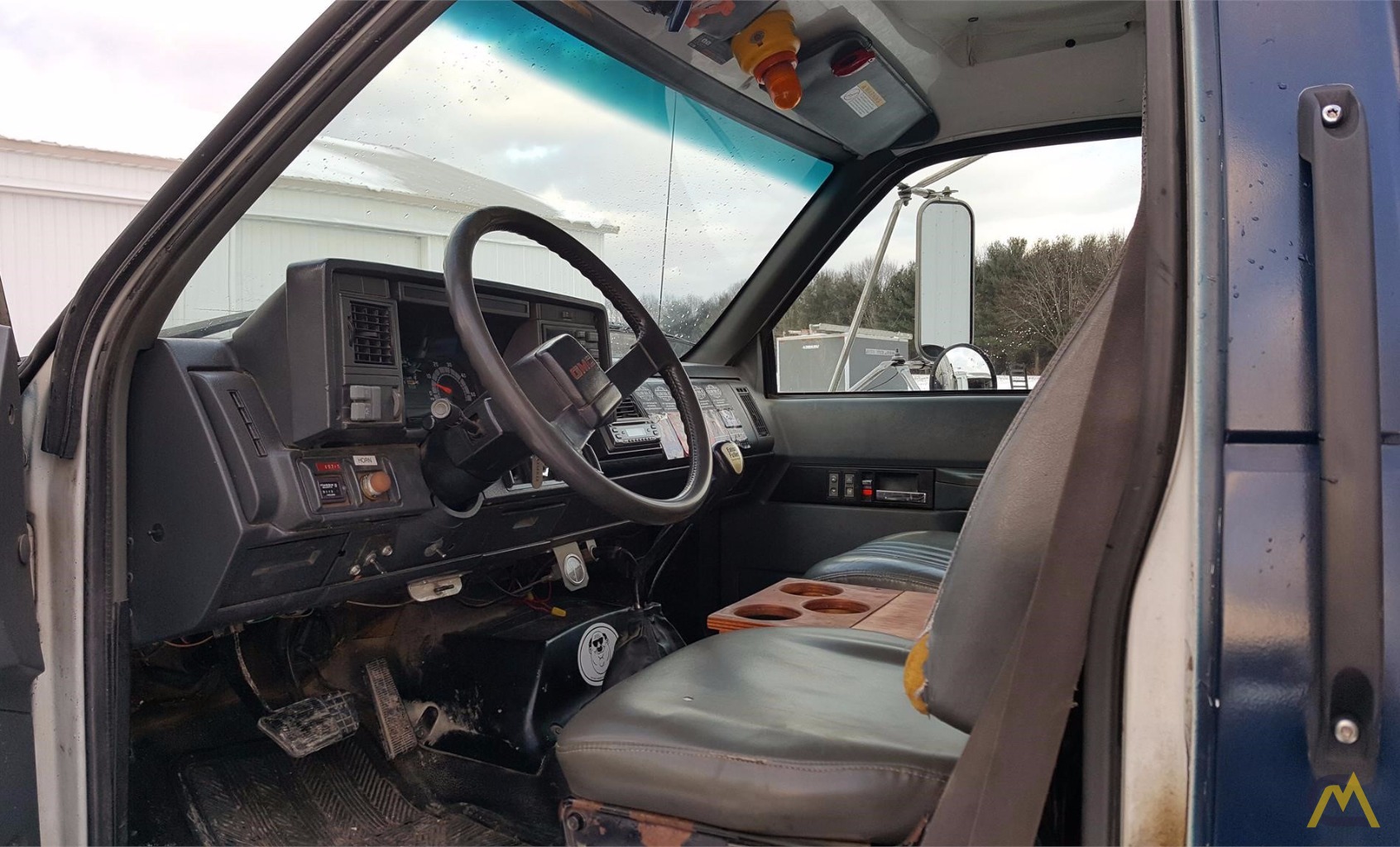 2001 NATIONAL 685D 11