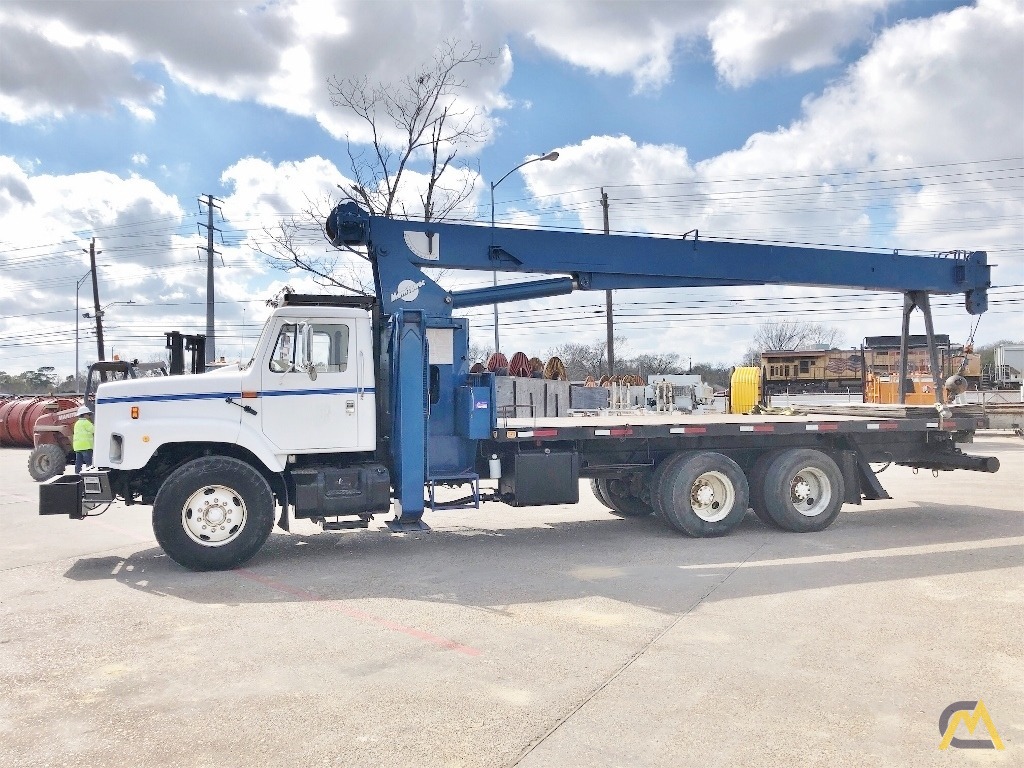 2002 Manitowoc 22101C 22Ton Boom Truck Crane Mounted on International
