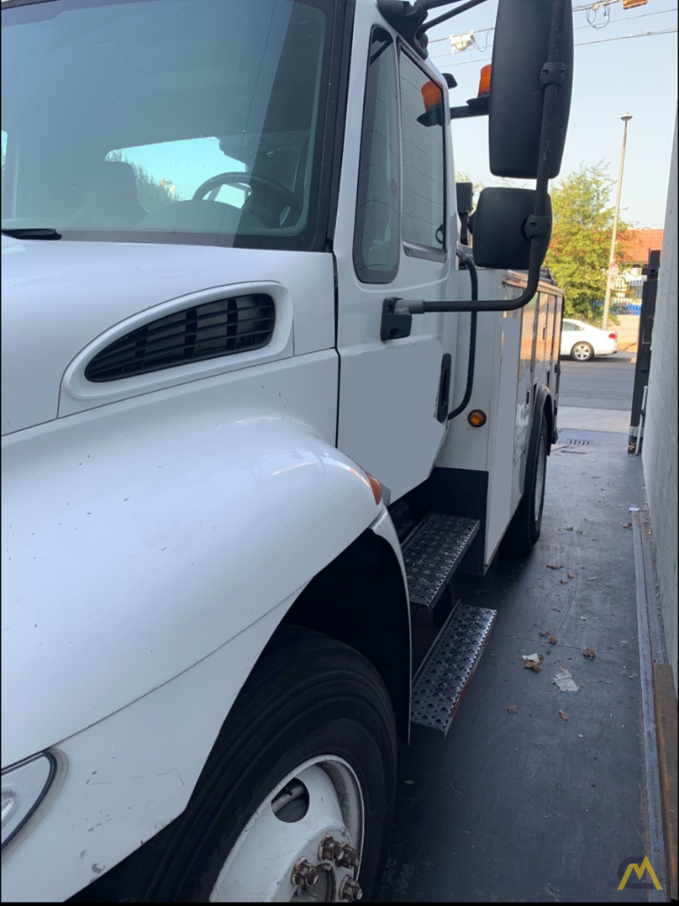 2004 Altec-International TA40 Bucket Truck; CranesList ID: 327 1
