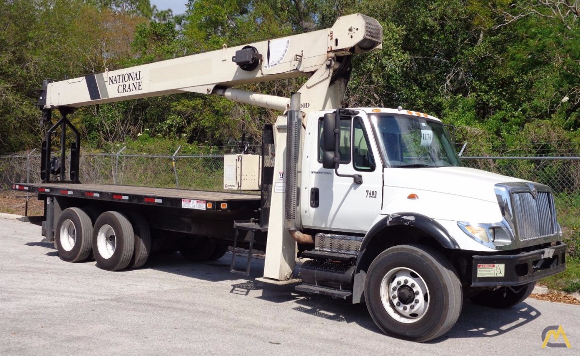 2006 National 800D 23 Ton on a 2006 International 7400 DT466 0