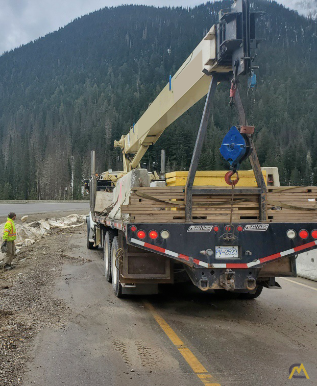 National Series 600E/Model 690E 20-ton Boom Truck Crane on Sterling CranesList ID: 647 12