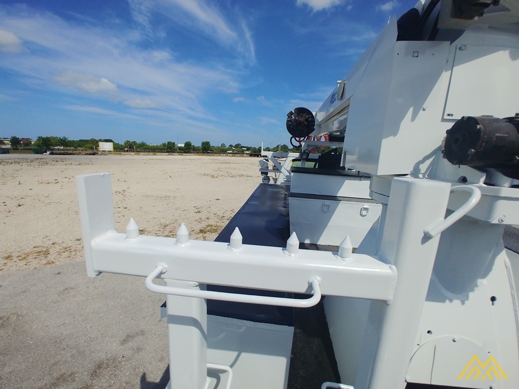 Altec DM47-TR 15-ton Wireless Remote Digger Derrick on 2009 Ford F750 Utility 16