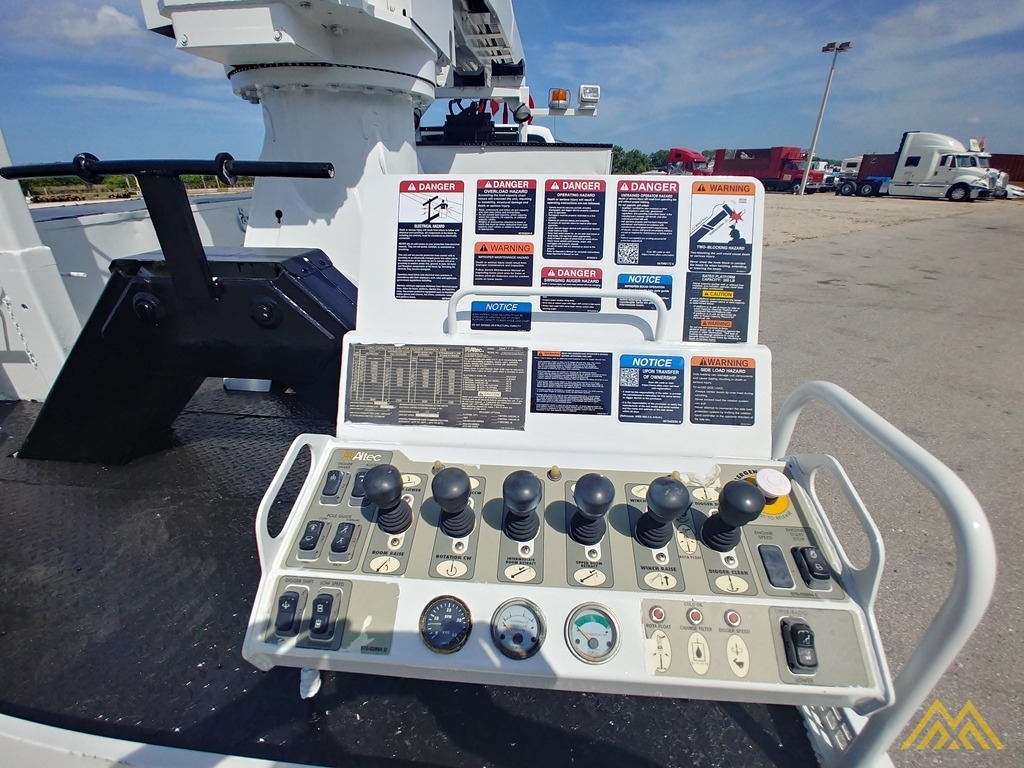 Altec DM47-TR 15-ton Wireless Remote Digger Derrick on 2009 Ford F750 Utility 12