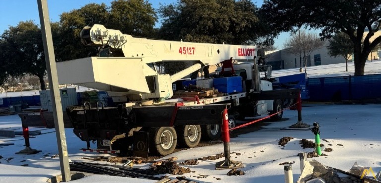 2015 Elliott 45127R Boom Truck Crane in Houston, TX 3