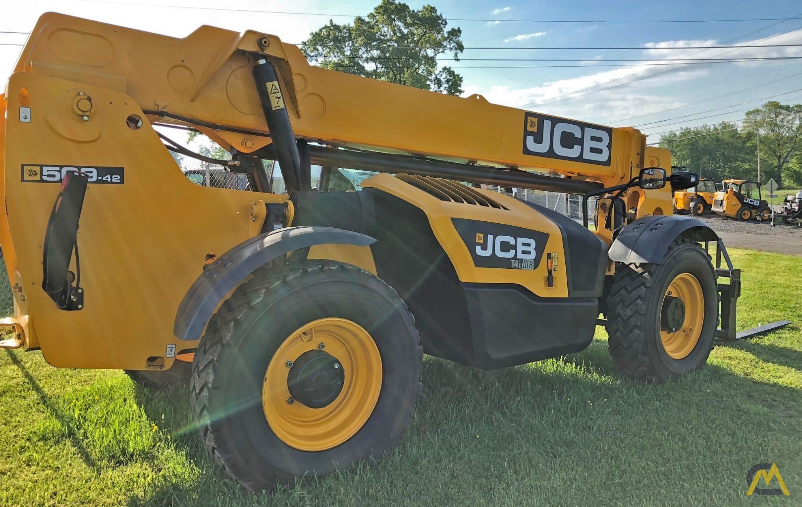 9,000 lb. JCB 509-42 Telehandler 4