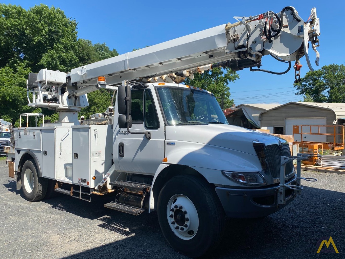 Altec DC47-TR 12.5-ton Digger Derrick on International 4300 2