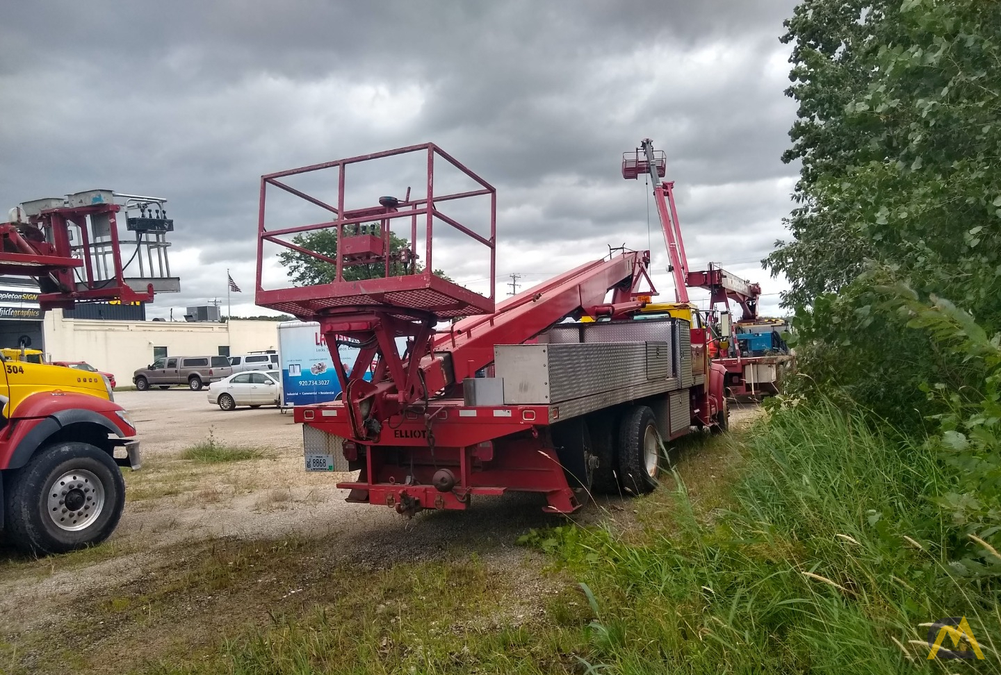Elliott ECH-3-70-H 2.95-ton Telescopic Boom Bucket Truck 3