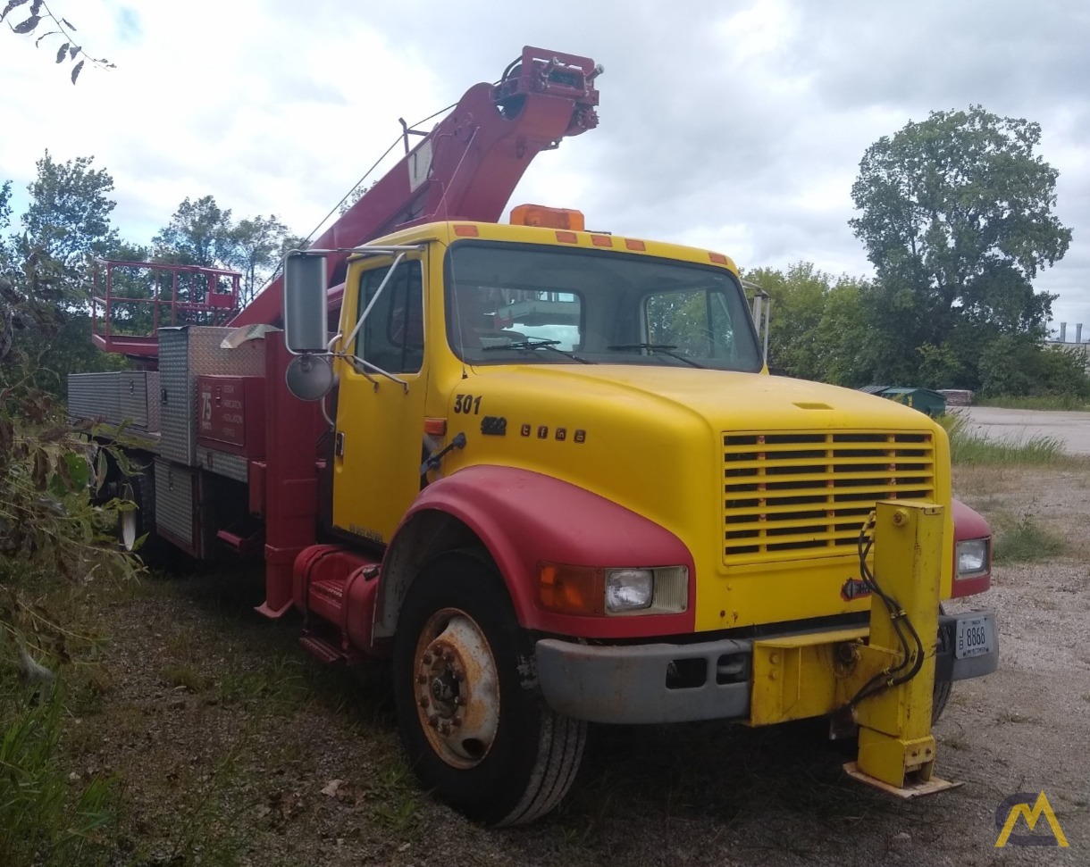 Elliott ECH-3-70-H 2.95-ton Telescopic Boom Bucket Truck 1
