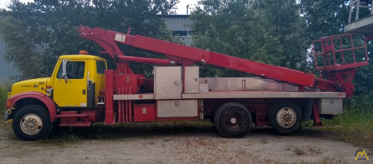 Elliott ECH-3-70-H 2.95-ton Telescopic Boom Bucket Truck 2