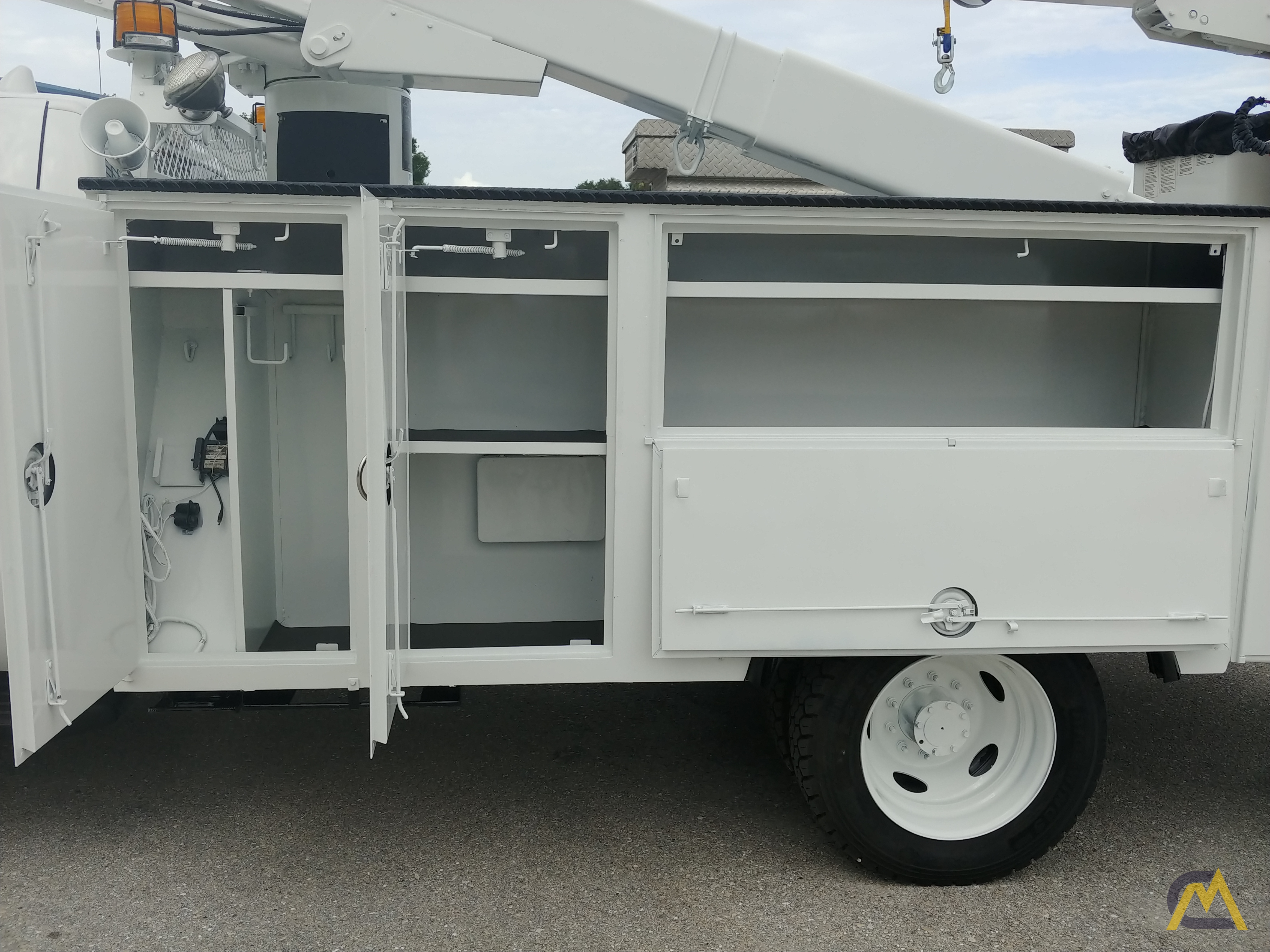 Versalift VST-40-I 45' Articulating Boom Bucket Truck on 2013 Ford F550 17