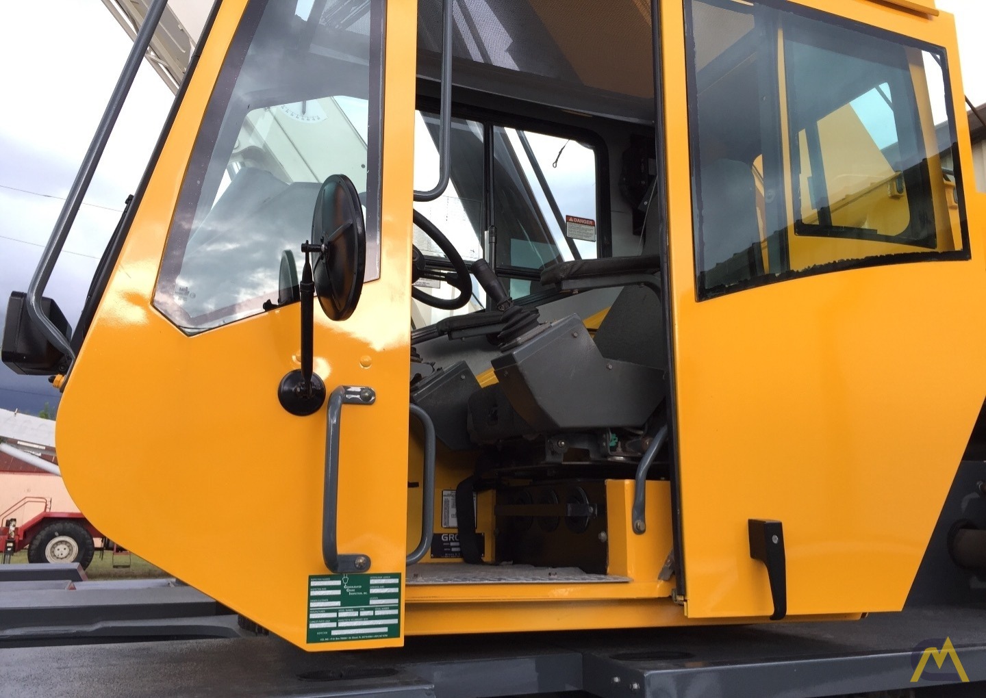 Grove RT530E-2 30-Ton Rough Terrain Crane 1