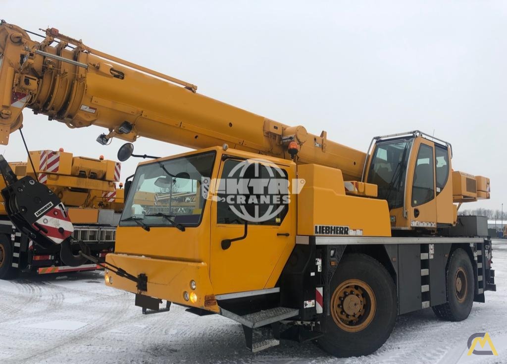 Liebherr LTM 1030-2.1 30-Ton Mobile Crane 2