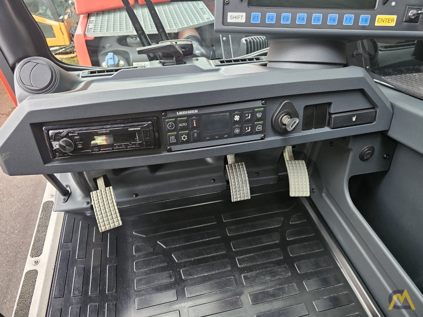 Liebherr LTM 1050-3.1 | low mileage - like new 33