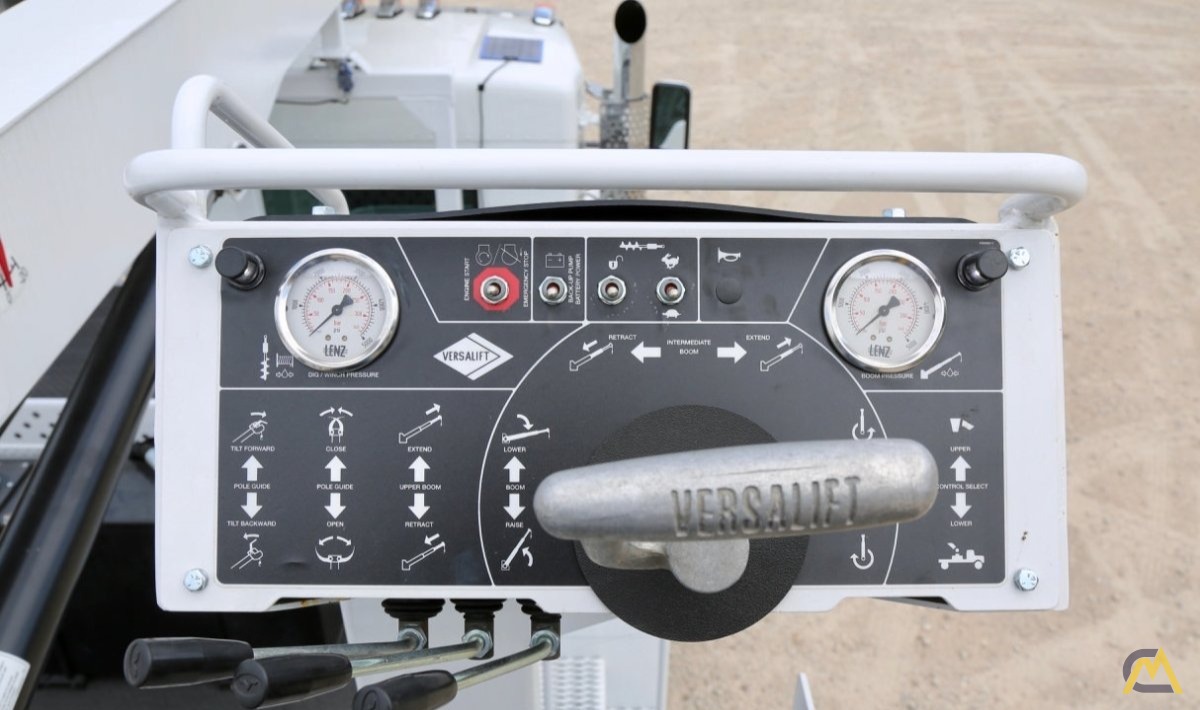 Versalift TMD-2047-B 11.2-Ton Digger Derrick 1