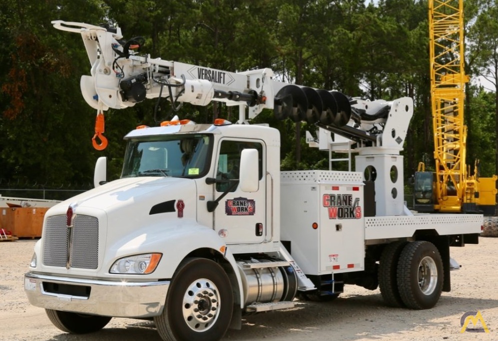 Versalift TMD-2047-B 11.2-Ton Digger Derrick 0