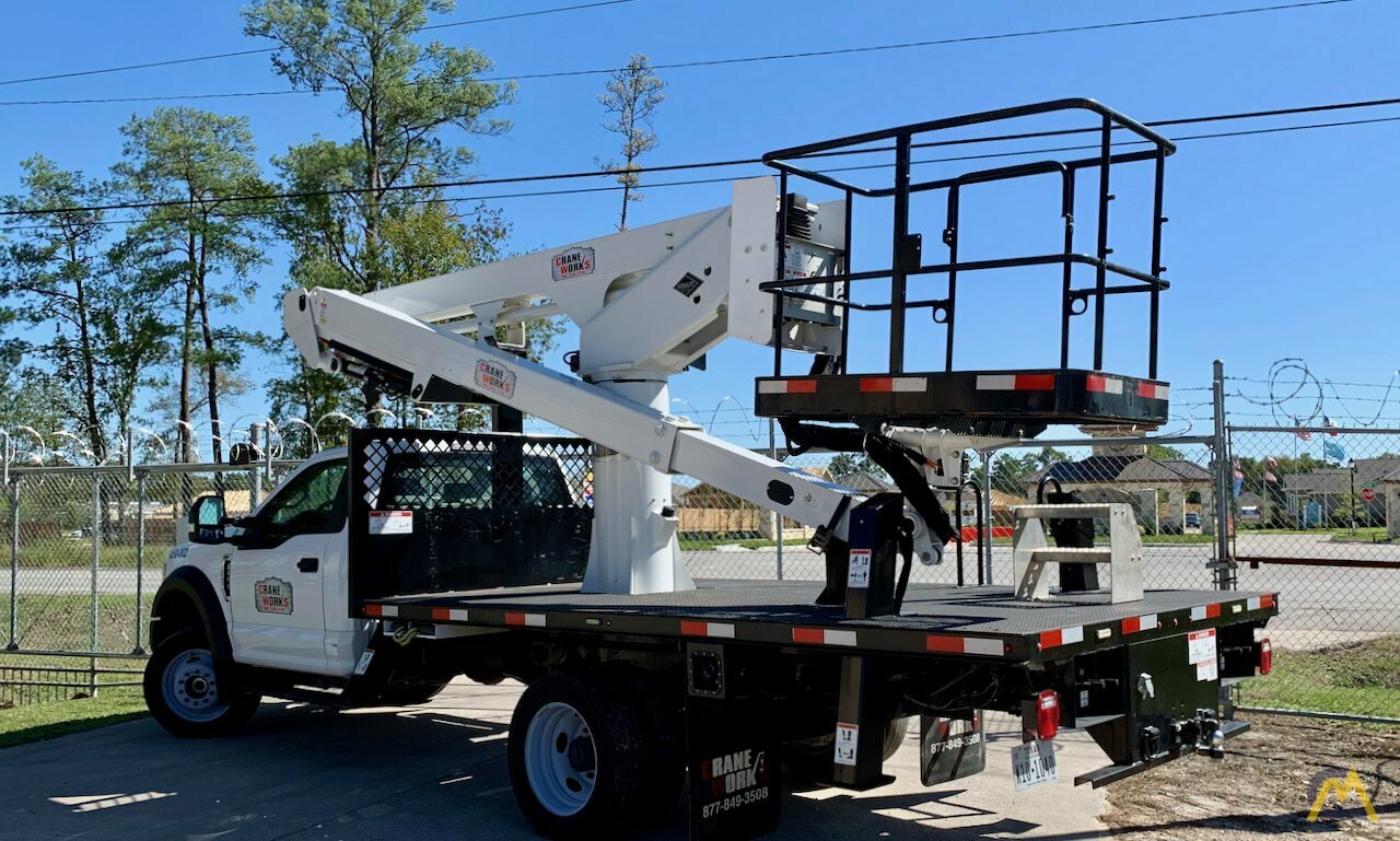 Versalift VST-50-TN 0.50-ton Articulating BoomBucket Truck 2
