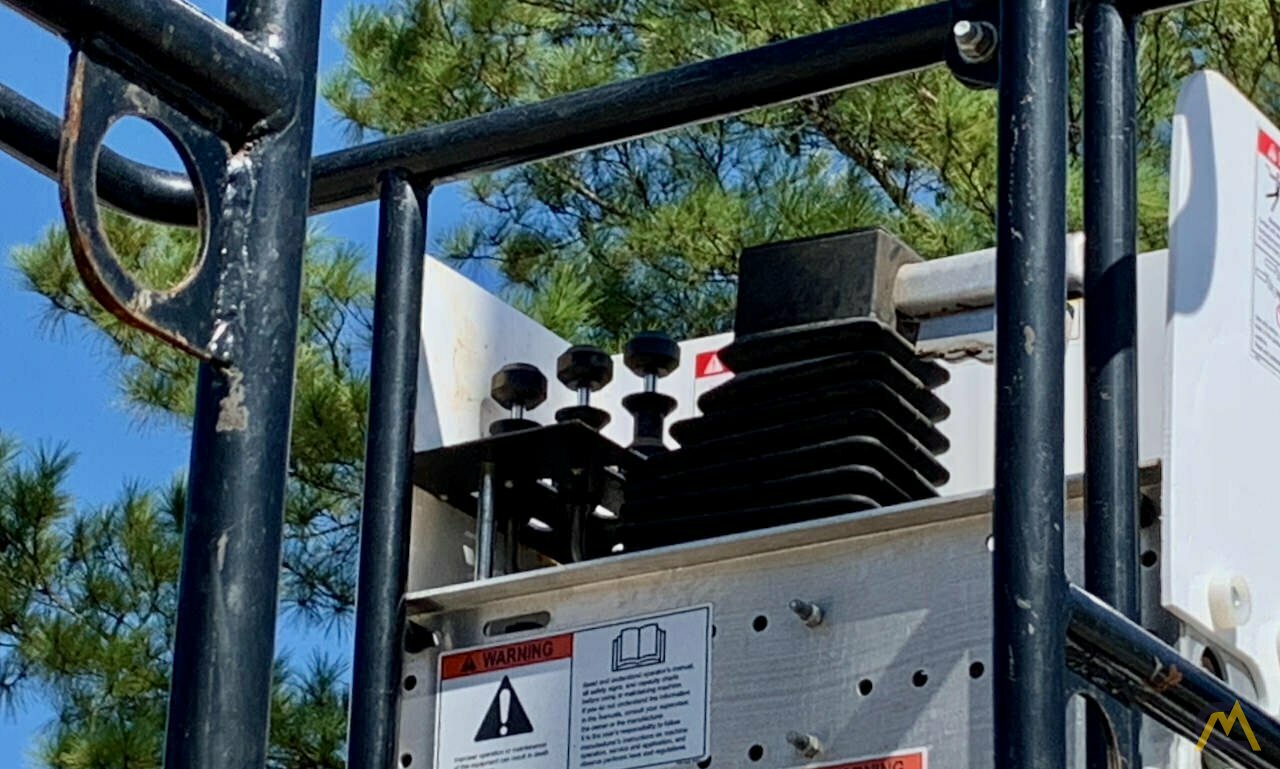 Versalift VST-50-TN 0.50-ton Articulating BoomBucket Truck 14